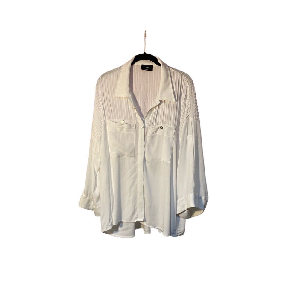 Vici woman’s White pleated question 3/4 sleeve blouse size large 
